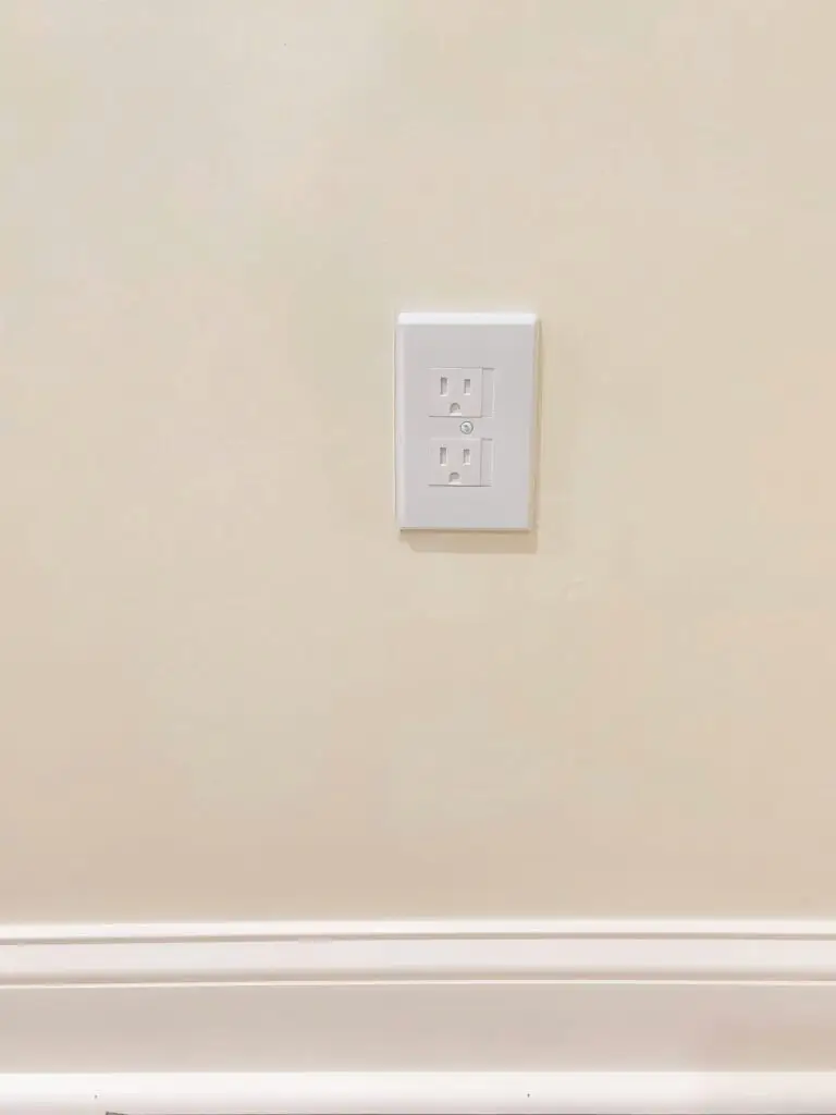 Sliding safety plate on outlet
