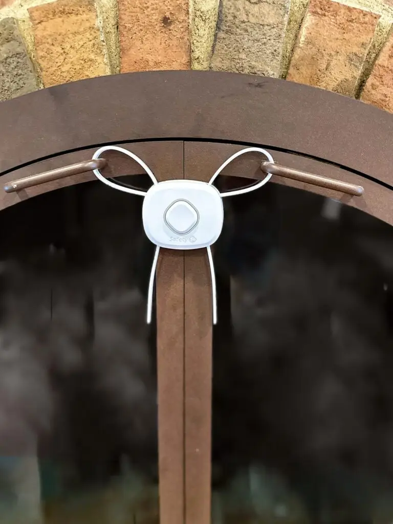 Dual flex lock on fireplace doors