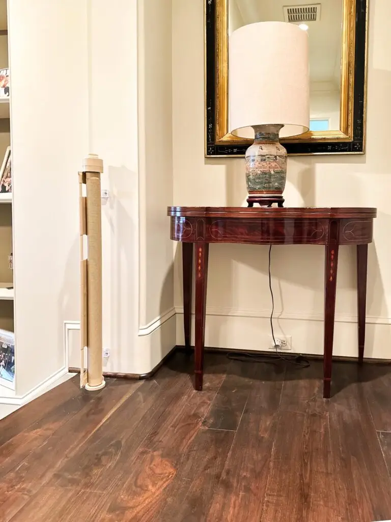 Elegant table with lamp and decor and retractable gate