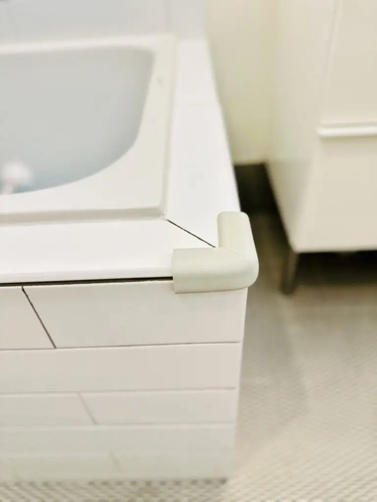 Corner cushion on bath