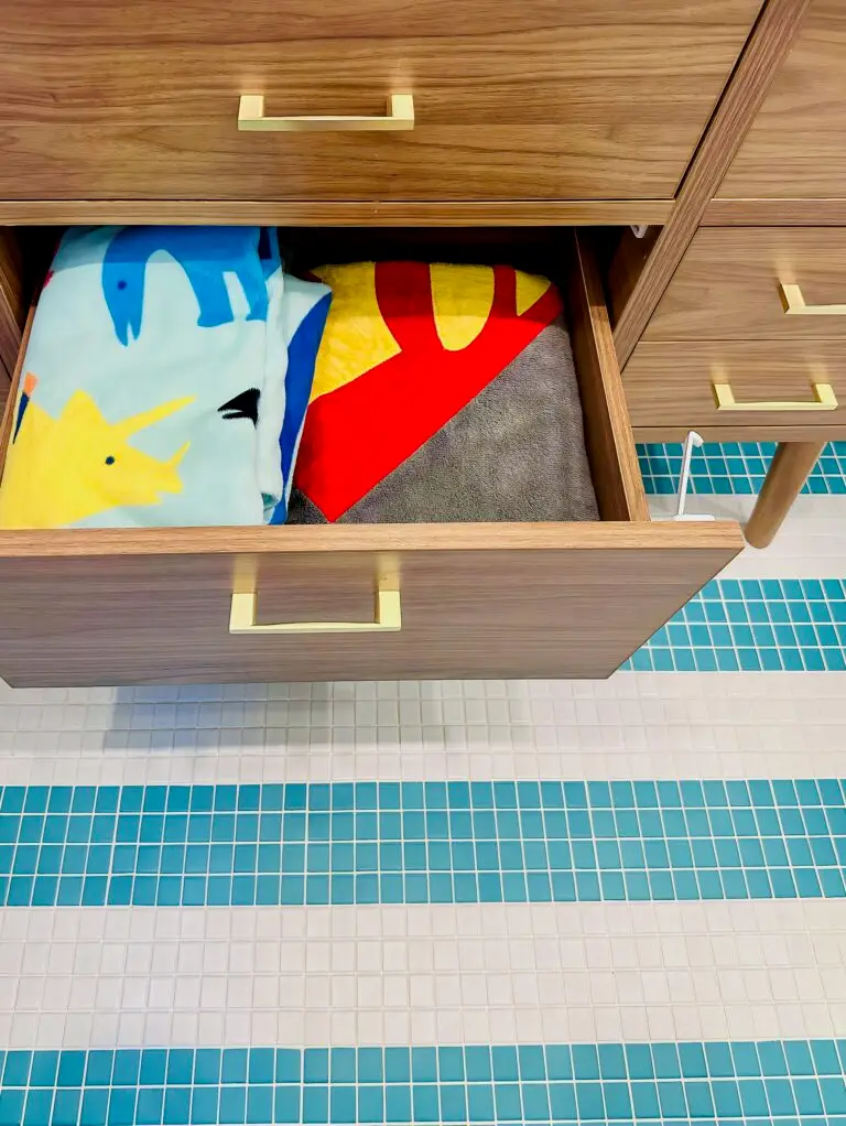 Drawer with latch in bathroom
