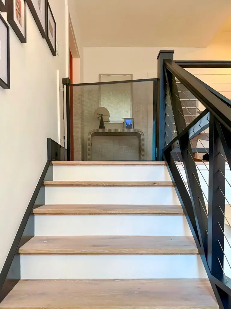 Retractable gate at top of stairway