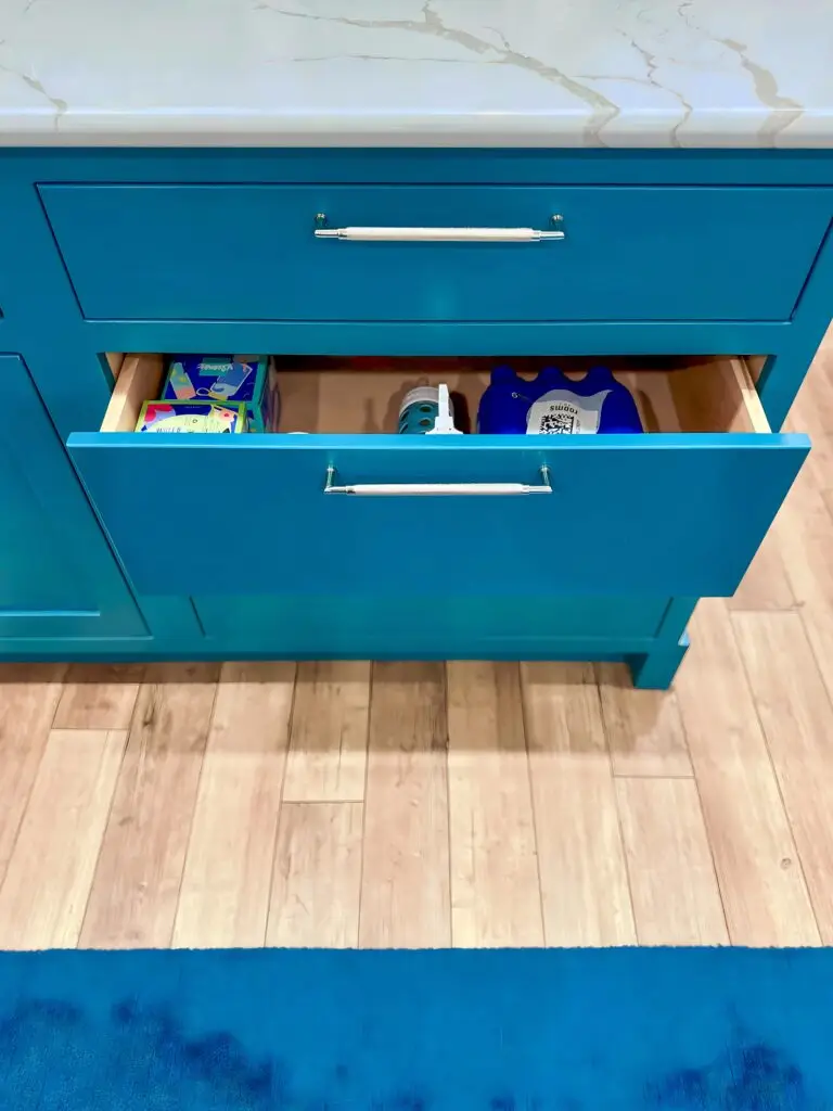 Cabinet latch on drawer