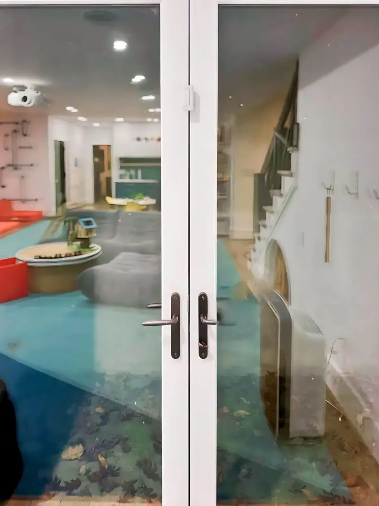 Door guardian on double doors
