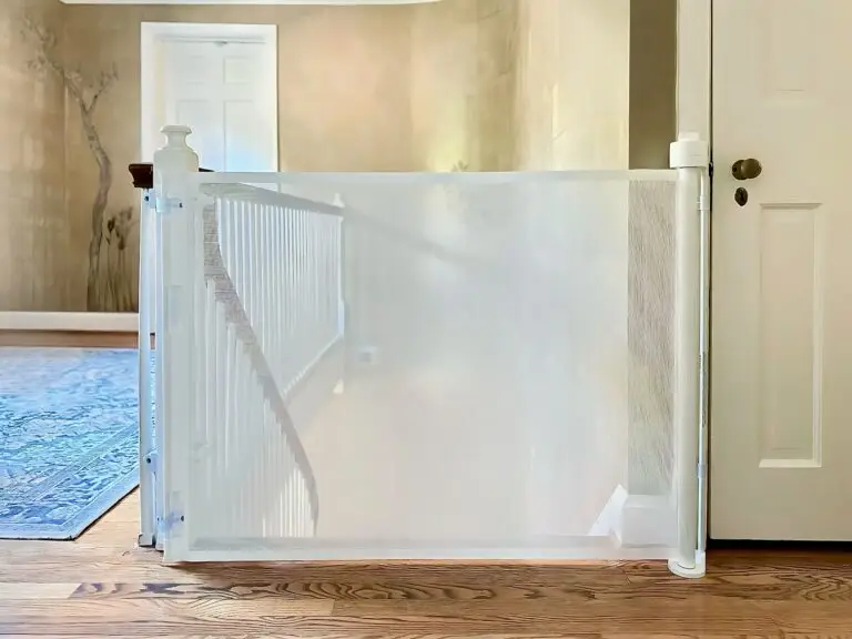Retractable gate on staircase