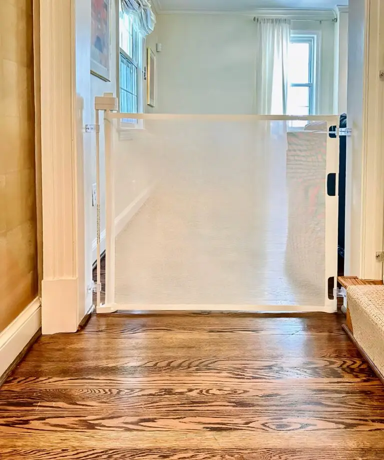 Retractable gate at room entry