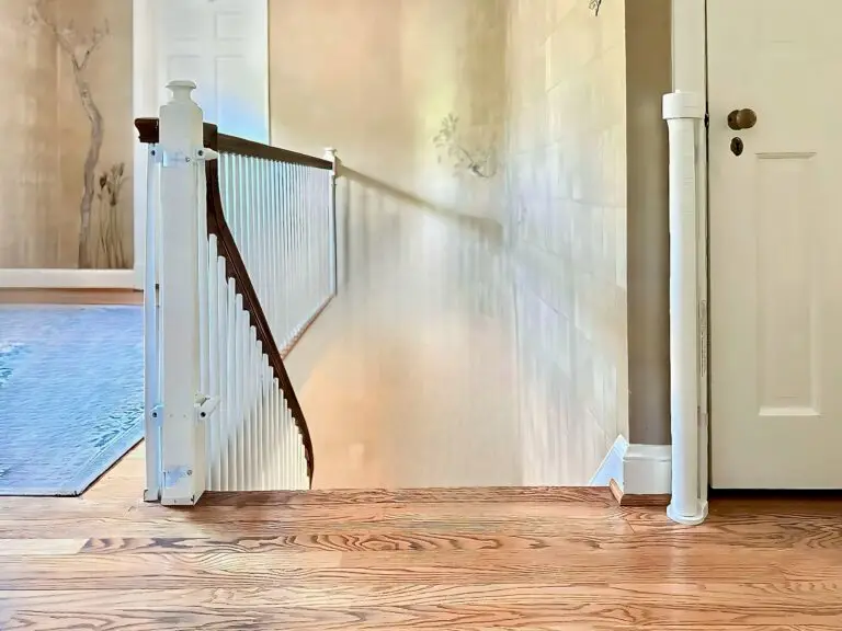 Retractable gate at top of staircase