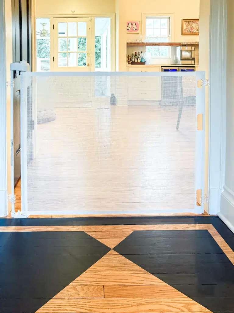 Retractable gate in entry
