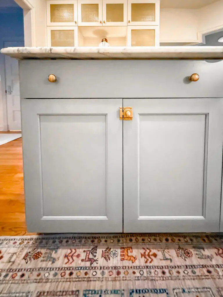 Kitchen island cabinet doors fitted with a cabinet latch