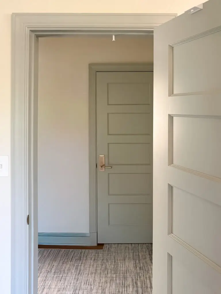 Thick interior door fitted with a glide lock in a dc rowhouse
